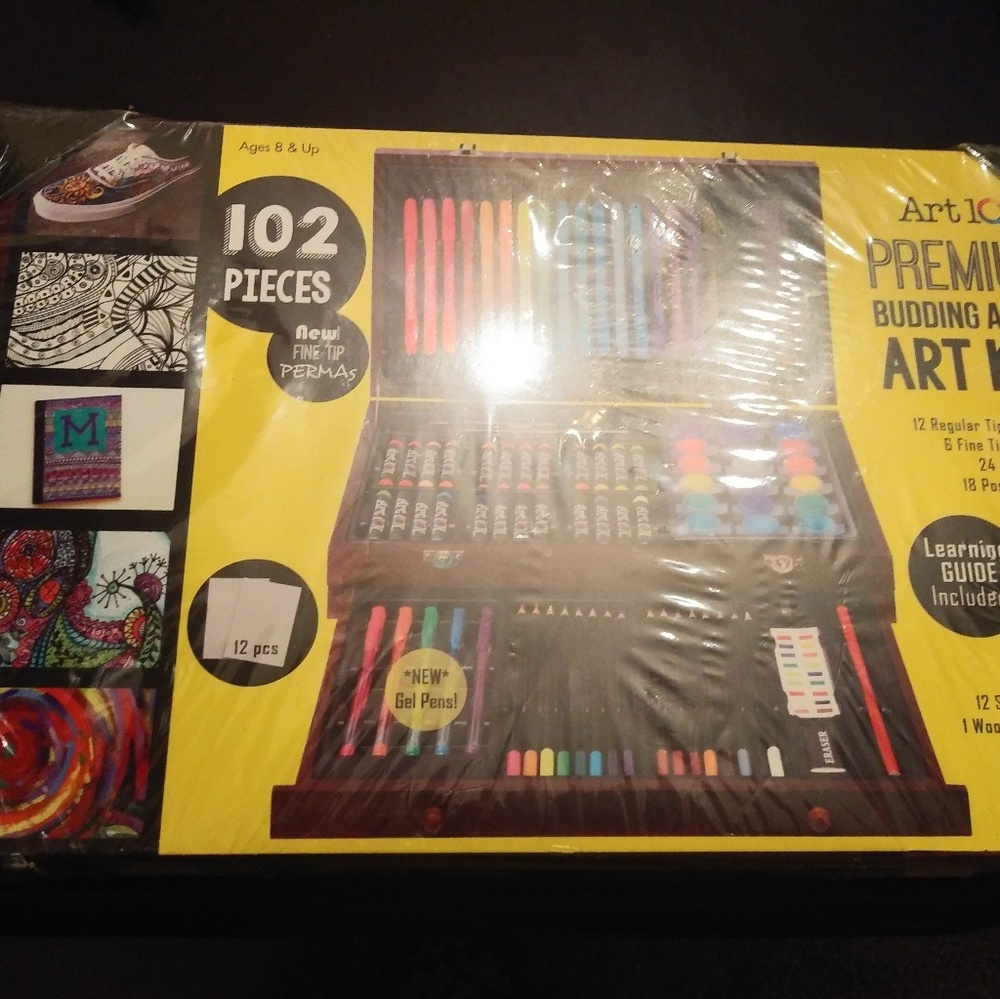 102 Pieces Art Kit